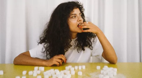 ¿Las personas con diabetes pueden comer de noche?