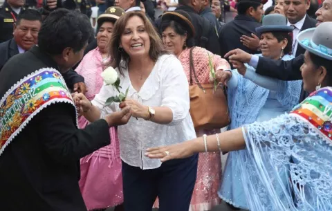 Dina Boluarte tiende puentes políticos y Pedro Castillo pide asilo