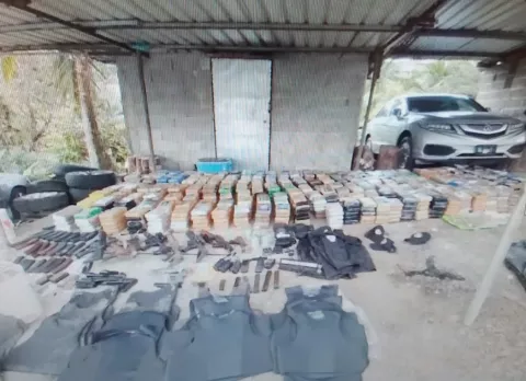 Drogas y armas de guerra incautan en Sabanitas, Colón