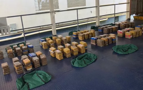 Decomisan cocaína en dos contenedores con autos usados; la mercancía provenía de México