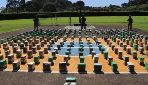 Decomisan más de una tonelada de drogas y armas de fuego