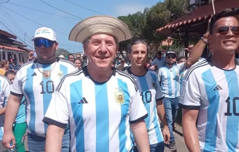 Embajador argentino conoce al "Monstruo Celeste" de Guararé
