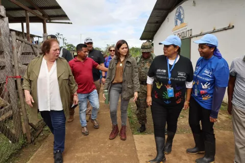 Embajadora de Estados Unidos visita área fronteriza de Darién