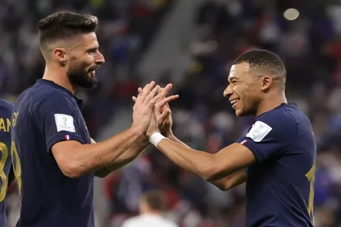 Giroud y Mbappé conducen a Francia a cuartos de final de Qatar 2022