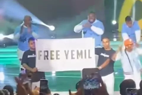 Cartel de 'FreeYemil' en la Teletón 20-30 causa polémica