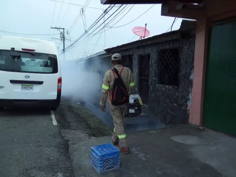 Instan a la población a eliminar criaderos de mosquitos
