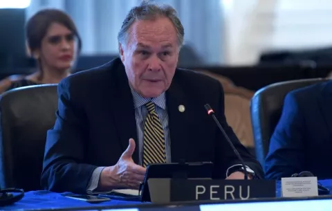 Crisis en Perú: Renuncian embajadores ante la OEA y la ONU 