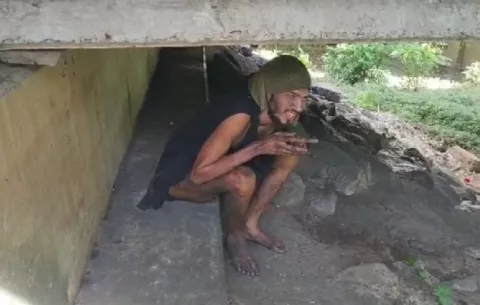 Piden ayuda para hombre que vive bajo un puente en Herrera