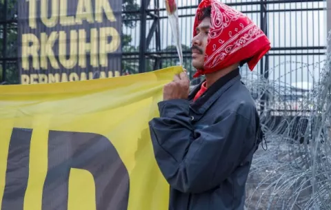Yakarta busca penalizar con prisión el sexo fuera del matrimonio; hay protestas 