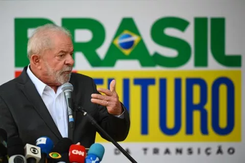 Una revisión médica muestra a Lula recuperado de la lesión en la laringe