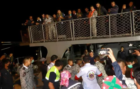 Seis muertes tras hundirse barco de la Marina tailandesa