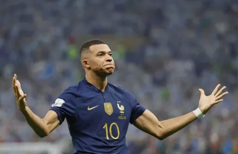 Mbappé y Hurst, únicos jugadores en marcar tres goles