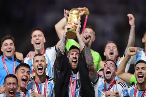 Messi toca el cielo al levantar la Copa del Mundo 