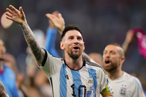 Messi vuelve a impresionar y Argentina sufre, pero está en los cuartos de final
