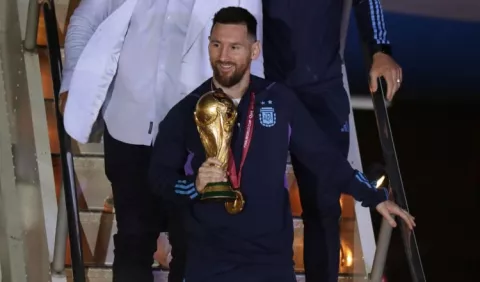 Argentinos reciben a sus ídolos y la Copa del Mundo