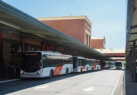 Conductores de metrobuses laboran hasta 13 días seguidos