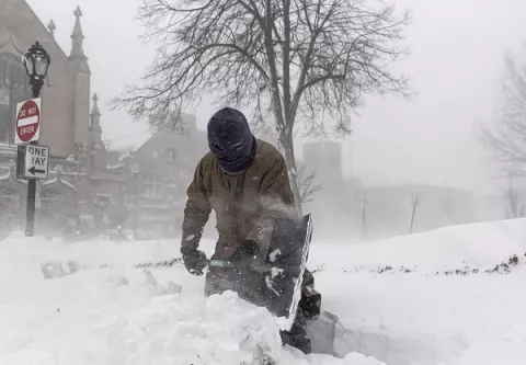 Migrantes sufren frío polar al ser trasladados a Washington 