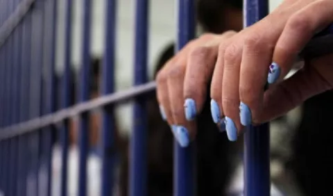 Mujeres delinquen por causas multifactoriales