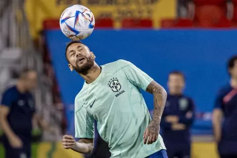 Neymar, titular con Brasil