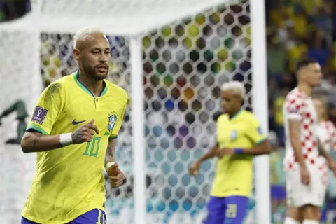 Récord amargo de Neymar y día negro para Marquinhos 