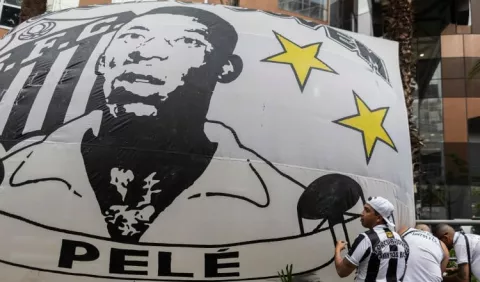 Pelé continúa su recuperación con 'mejora progresiva', según médicos