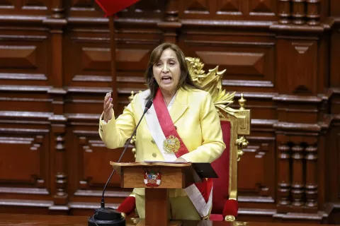 Nueva presidenta de Perú llama a la tregua y unión de todas 