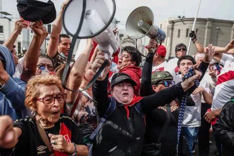 Simpatizantes y opositores de Castillo se enfrentan