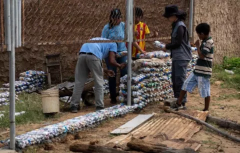Construir con plástico, un plan viable para Venezuela 