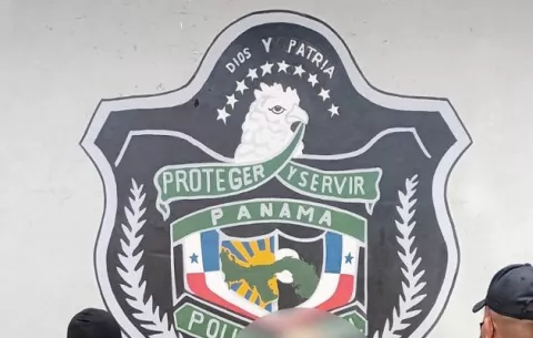 Policía se suicida con su propia arma de reglamento