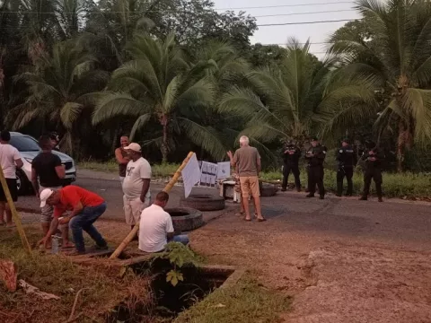 Cierran vía en Portobelo por falta de agua potable