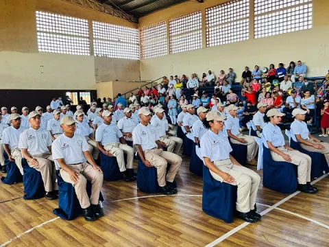 Primera graduación de jóvenes de programa comunitario