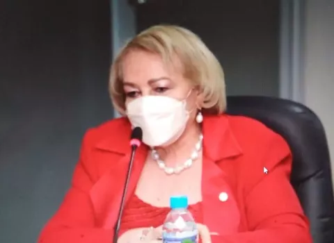 Rectora de la Unachi anuncia su reelección 