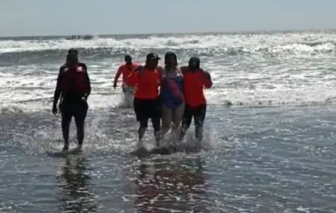 Rescatan a mujer canadiense en playa La Barqueta