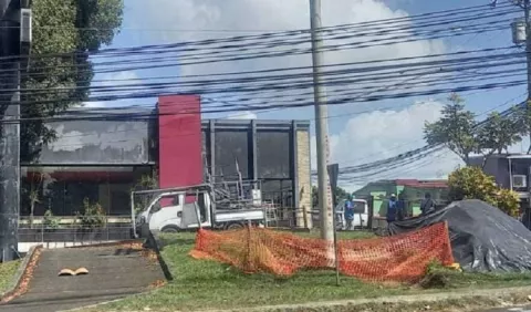 Restaurantes y bares flotan en aguas distintas