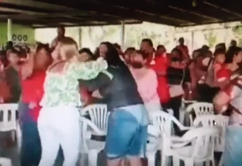 Mujeres se agarran a puño en fiesta del Día de la Madre