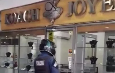 Robo en joyería Koach: Policía busca a cinco hombres 