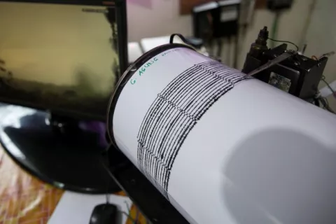 Terremoto de 5.9 golpea las aguas al sur de Indonesia