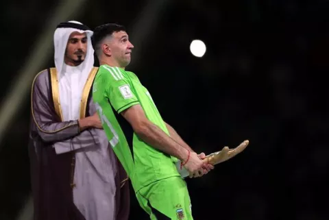 Piden quitarle trofeo de mejor portero a 'Dibu' por vulgar
