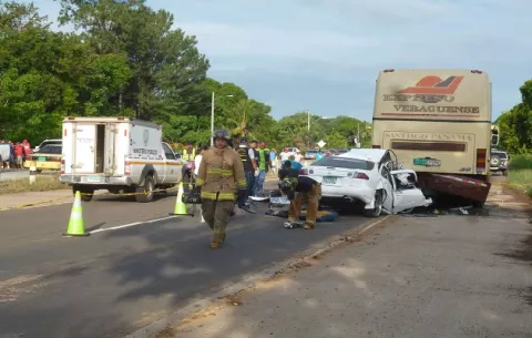 Hombre muere al chocar contra un árbol durante un viaje a Veraguas