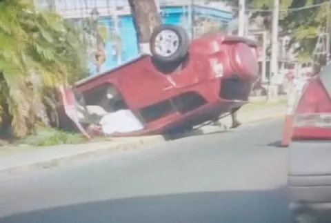 Vehículo se vuelca en parque de la ciudad de Colón
