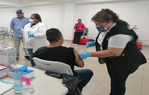 Piden a los herreranos vacunarse con la bivalente ante eventos masivos