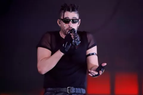 Bad Bunny es criticado por arrojar el móvil de una fanática