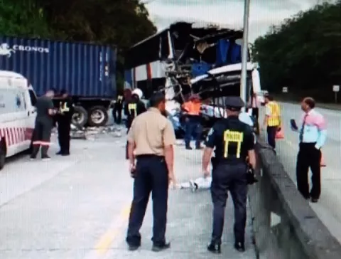Bus expreso Panamá-Colón se accidenta en Corredor Norte