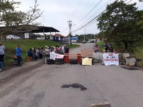 Moradores de La Valdeza cierran vía en rechazo a canteras