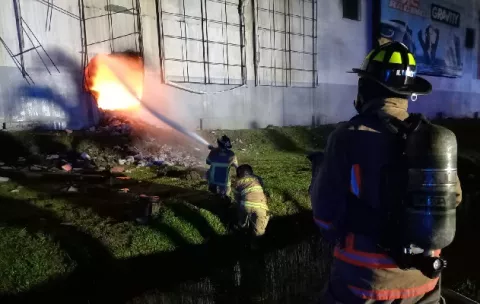 Siete bodegas afectadas por el incendio en France Field