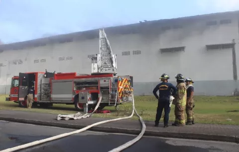 Inicia fase de investigación por fuego en galeras en la Zona Libre de Colón