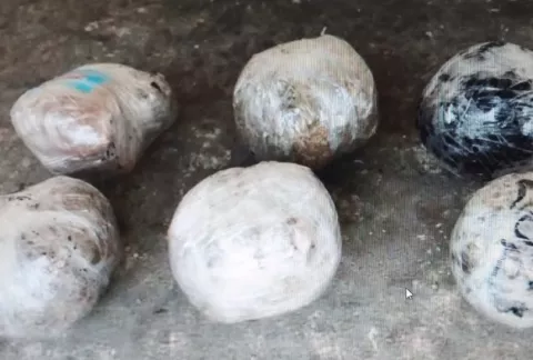 Lo atrapan lanzando bolas 'preñadas' con droga al penal
