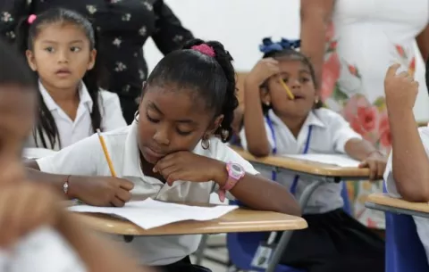Padres de familia abogan por un año lectivo sin interrupción
