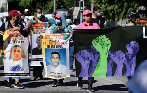Salvadoreños marchan en contra de una reelección presidencial