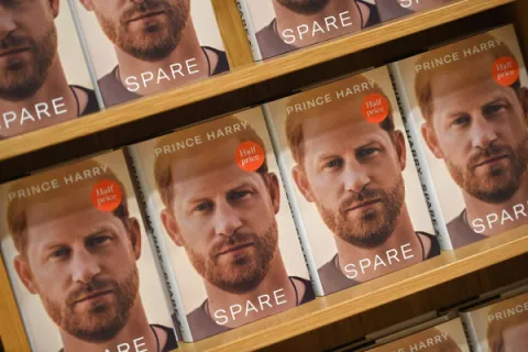 ‘En la sombra’, número uno de ventas en todo el mundo